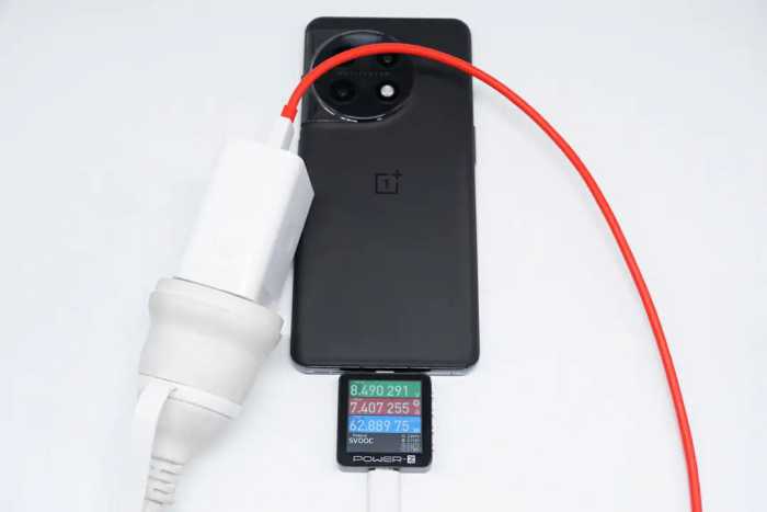 延用USB-A端口，家族系手机可达60W充电，一加 80W A口充电器评测
