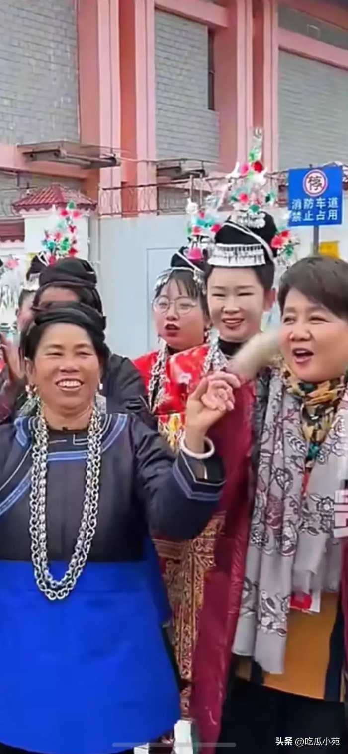 赌王四太梁安琪抵达贵州榕江，与当地人载歌载舞，其乐融融！
