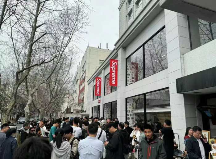 Supreme中国首店正式开业大排长龙