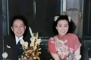 钱学森和蒋英结婚时的照片，蒋英梳着哪吒头，调皮可爱。